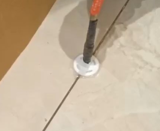 顺平瓷砖空鼓维修公司专业解答瓷砖在铺贴过程中，如果没有涂抹均匀到位的粘结材料（如水泥砂浆或瓷砖胶），可能会导致以下问题