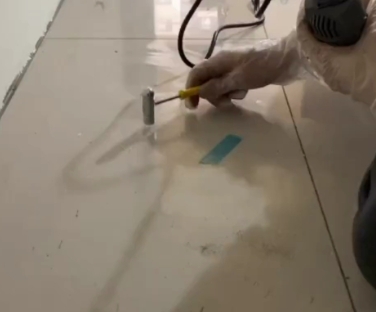 顺平瓷砖开裂维修公司专业分享瓷砖在铺贴前如果没有沥干水分，将会导致以下问题